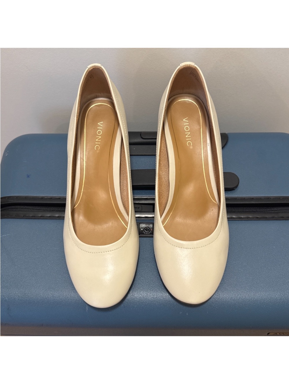Vionic Cream Leather Round-Toe Pumps
